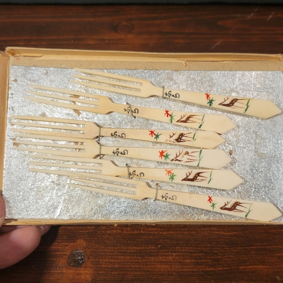 Vintage Carved Hand Painted Bone Appetizer Fork Set of 6 - Picture 4 of 6